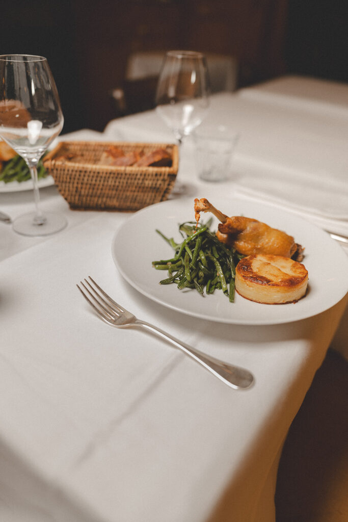 Confit de canard Paris 6e : cuisse confite et haricots verts chez Joséphine Chez Dumonet