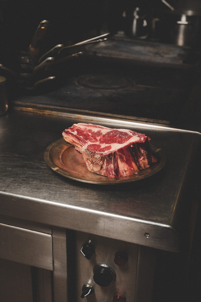 Côte de bœuf Simmental en cuisine chez Joséphine Chez Dumonet, Paris 6e